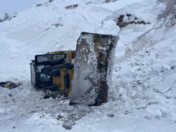 В Оренбургской области при организации полосы снегозащиты на трассе М-5 «Урал» опрокинулся бульдозер (фото)