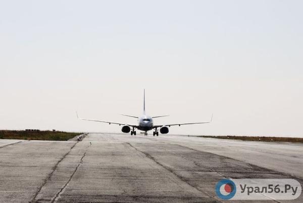 Авиалайнер в аэропорту Оренбурга
