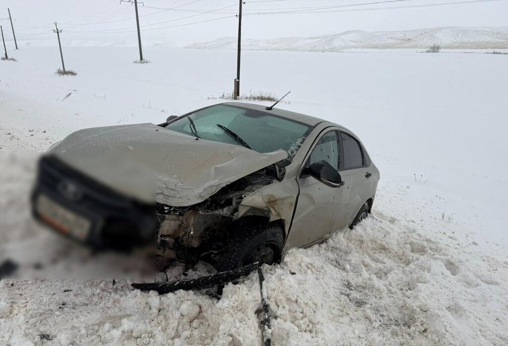 LADA Vesta после аварии. Фото: УМВД России по Оренбургской области