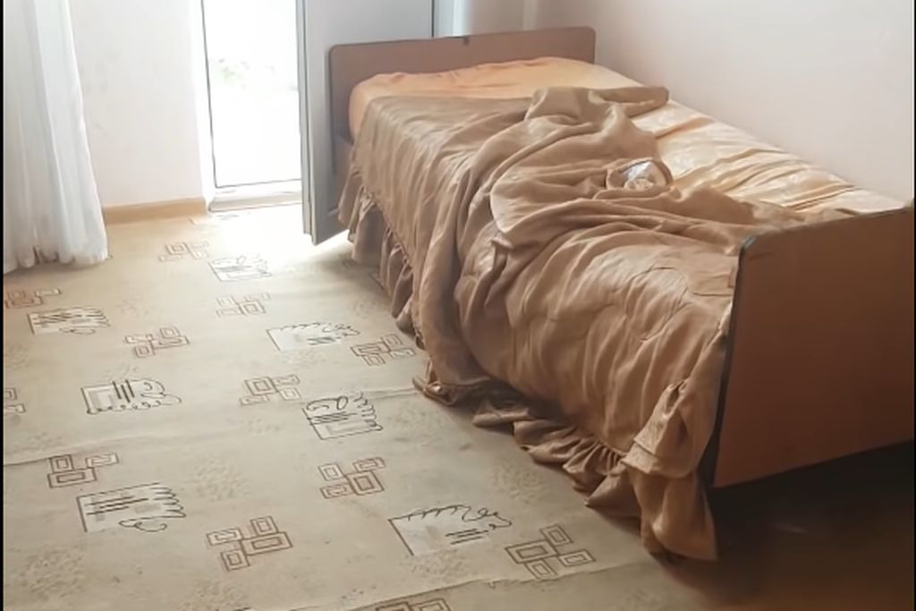 Кровать в комнате, фото: скриншот с видео