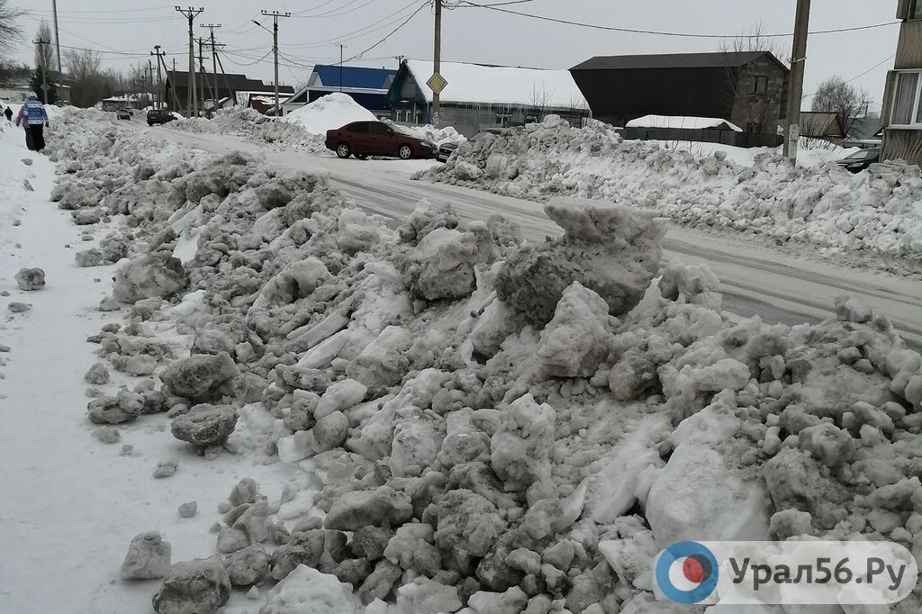 Жители Кувандыка утверждают, что обочены завалены снегом. Фото местного жителя