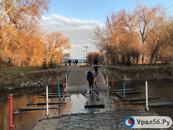 В Орске подтопило мост в парке Строителей (видео)