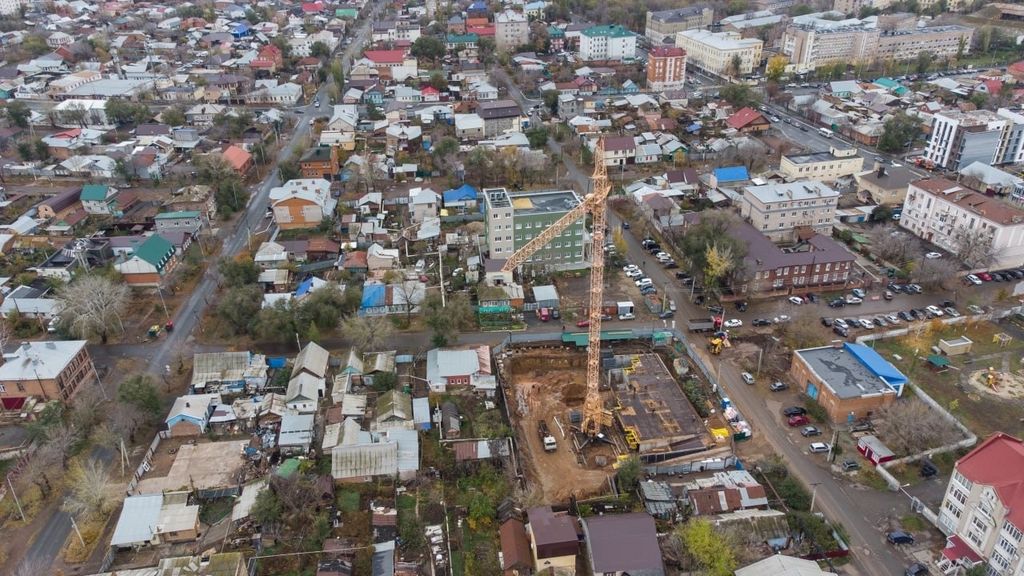Возведение МКД среди частных домов. Фото: ТГ-канал «Перовский в шоке!»