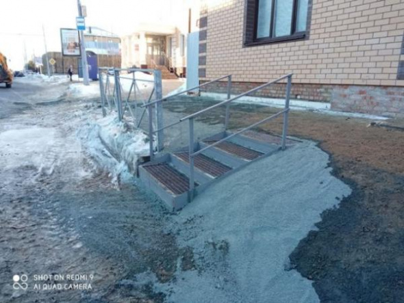 На улице Туркестанской в Оренбурге установили лестницу для пешеходов