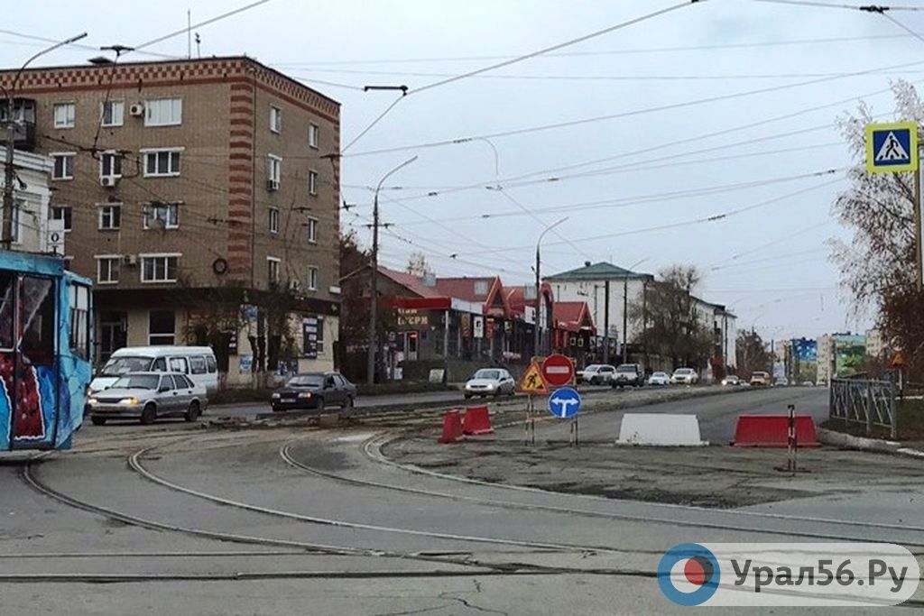 Знаки, сообщающие о перекрытии движения по проспекту Ленина в Орске, 22.10.2019
