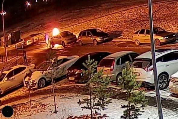 В Оренбурге неизвестный мужчина поджег автомобиль: видео с камер наблюдения