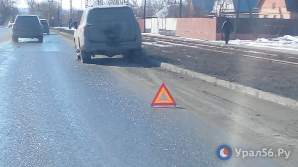 На выезде из п. ОЗТП Орска автомобилисты массово режут колеса при переезде рельсов