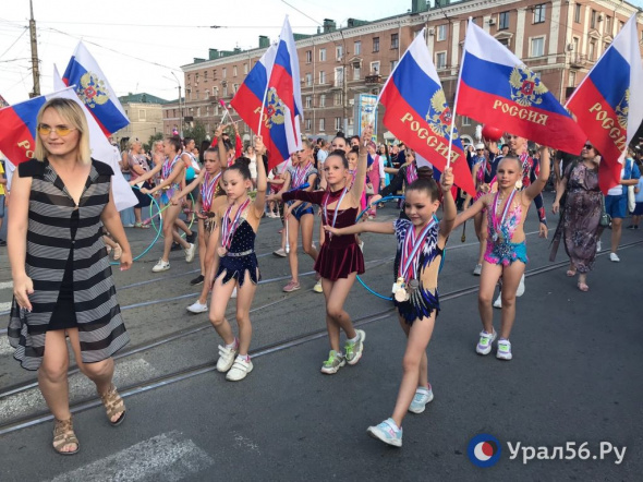 Карнавальное шествие, яркий праздничный концерт и фейерверк: Орск отметил День города