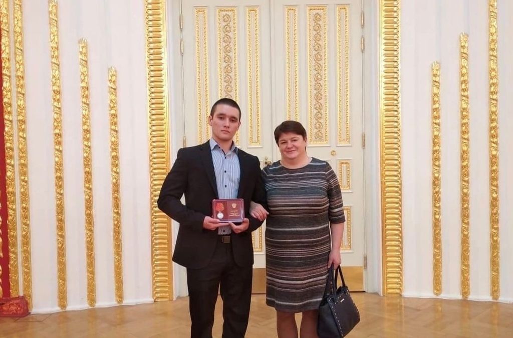 Алексей со своей мамой Татьяной во время вручения награды. Фото: администрация Бузулука