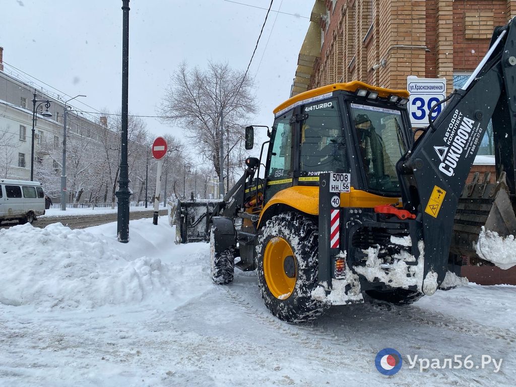Снегоуборочная техника на улице 8 Марта, 21.02.23
