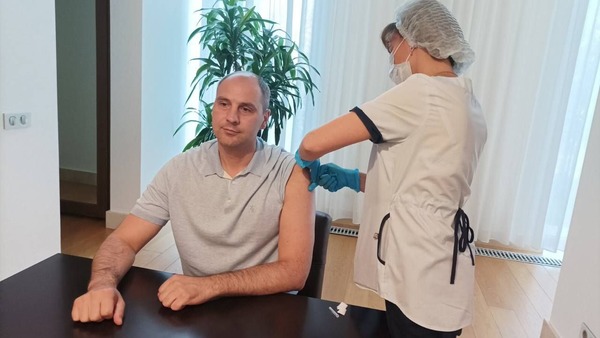 Денис Паслер ревакцинируется. Источник: ТГ-канал губернатора