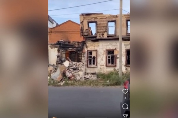 Первый замглавы Оренбурга осмотрел дома в сгоревшем квартале на переулке Почтовом. Там... убрали мусор (видео)