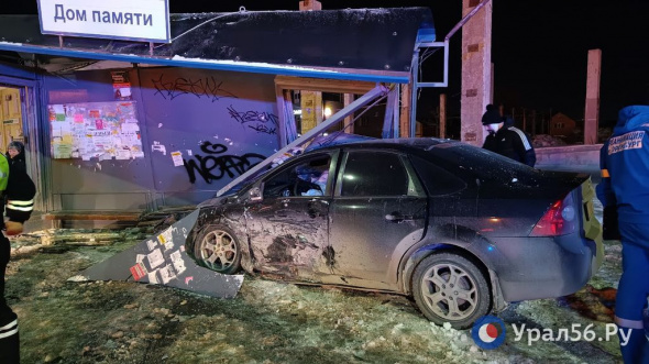 В Оренбурге столкнулись две иномарки, а после одна из них снесла остановочный павильон. Один человек госпитализирован