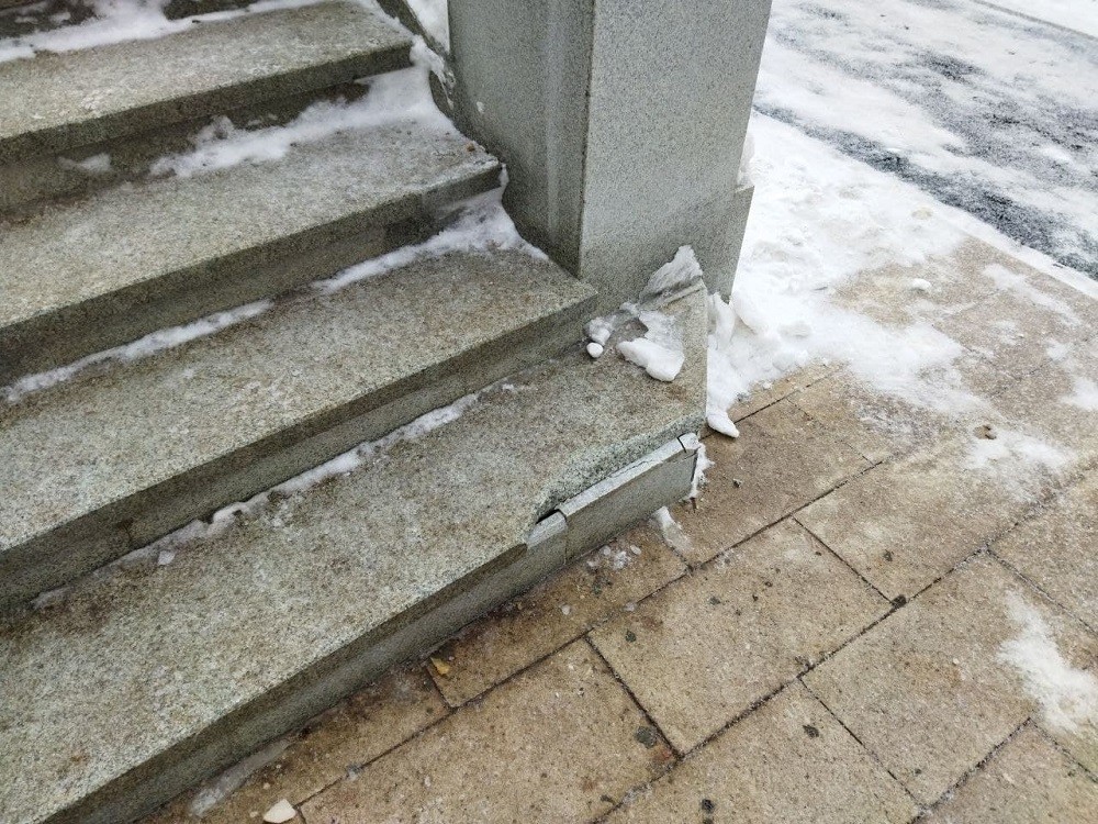 Поврежденные ступени. Фото: Андрей Лысенко