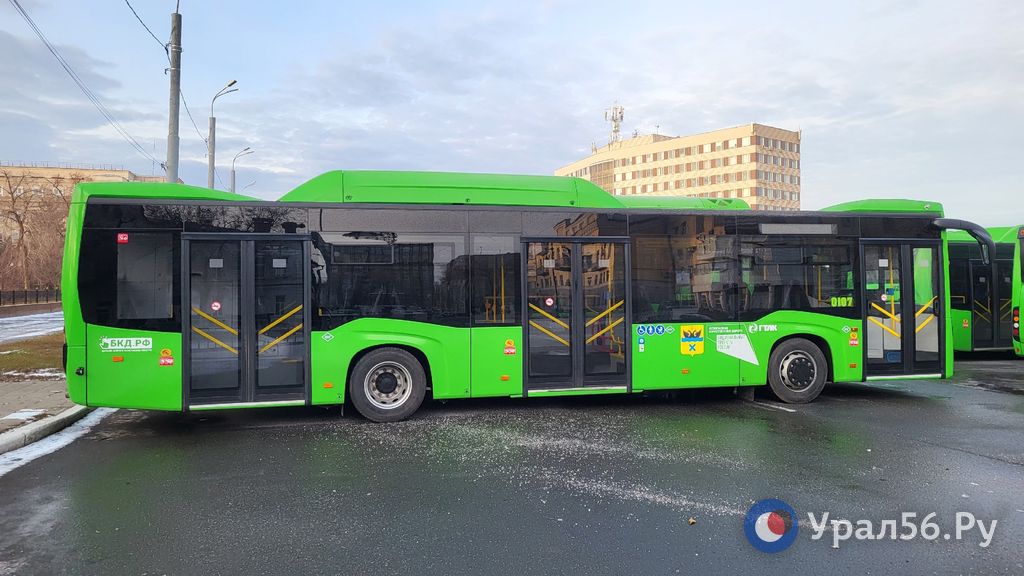 Новые автобусы на площади им. Ленина. Фото из архива