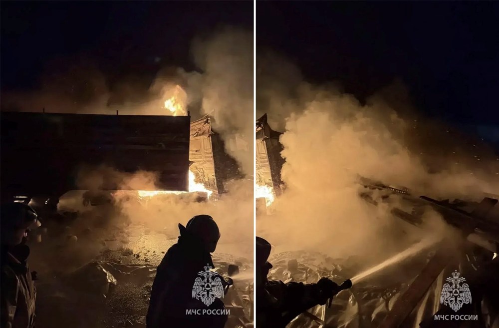 Тушение огня на месте ДТП, фото: МЧС России по Оренбургской области