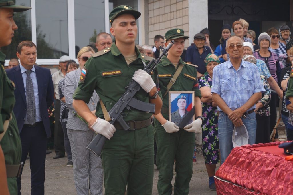 Прощание с военнослужащим. Фото: Администрация МО Кваркенский район