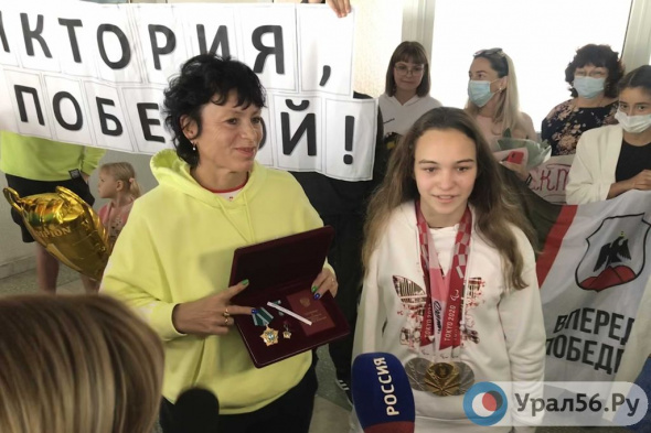 Пловчиха Виктория Ищиулова и ее тренер Ирина Симакова получили звание «Почетный гражданин Орска»