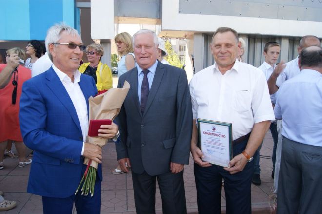 Олег Баклаженко (с букетом слева) на церемонии открытия городской Доски Почета. Фото с сайта isopropanol.ru