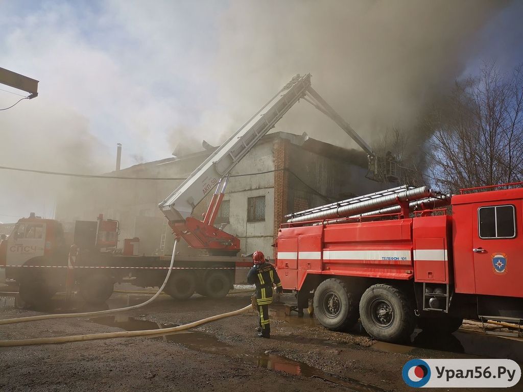 Пожарные тушат склад пиломатериалов на проезде Автоматики в Оренбурге. Фото из архива