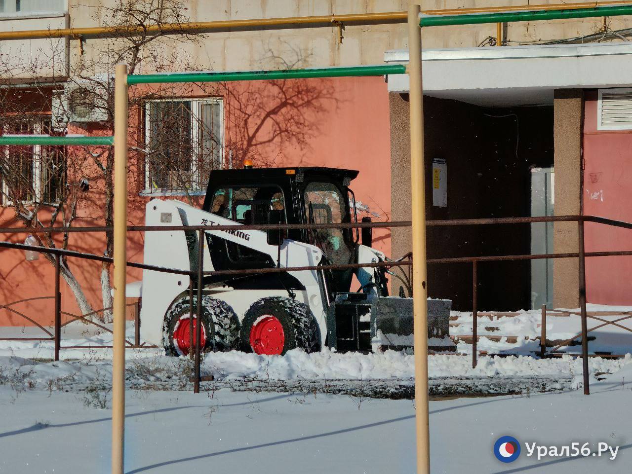 Во дворе улицы Чкалова уже работает трактор