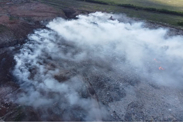В Оренбурге уже несколько дней подряд горит городская свалка. Видео с высоты птичьего полета