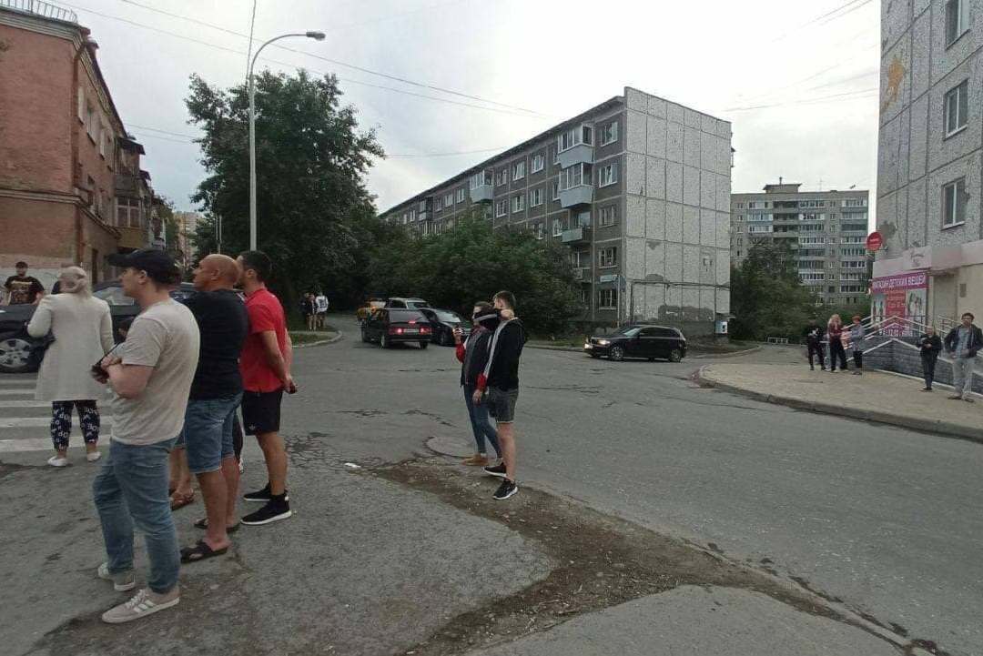 В Екатеринбурге задержали экс-полицейского, открывшего огонь из окна. Ранены 9-летняя девочка и сотрудник Росгвардии
