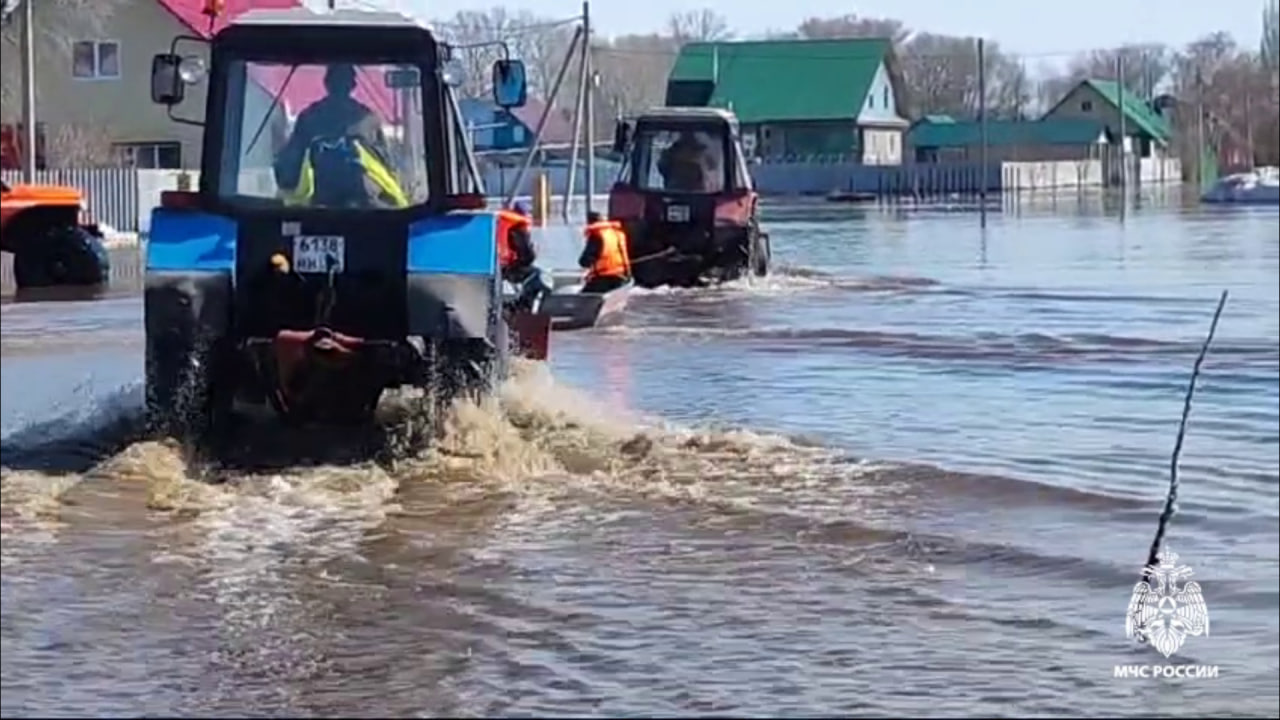 Из поселка Краснохолм под Оренбургом, где введен режим ЧС, эвакуировали 30 человек 