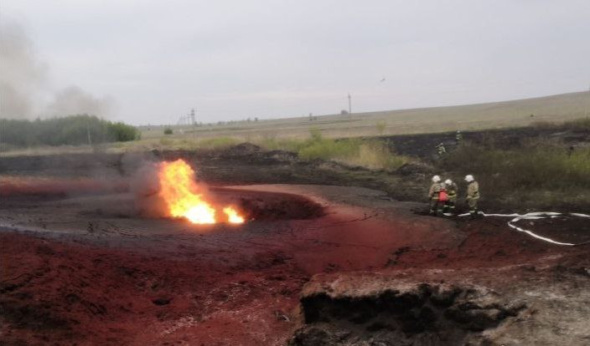 В Оренбургской области прорвался газопровод, на месте начался пожар