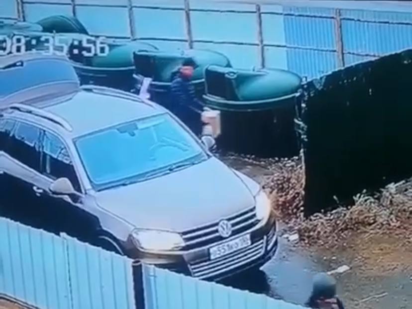 На камеру наблюдения попал факт жестокого обращения с животными в Оренбурге.