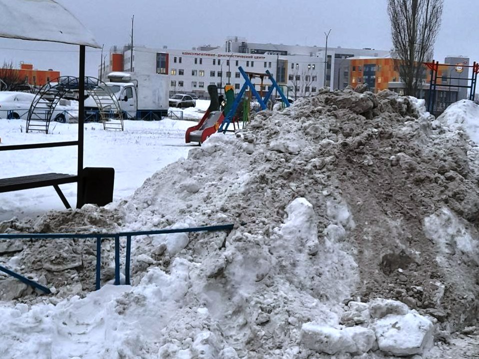Кучи грязного снега во дворе, фото очевидцев