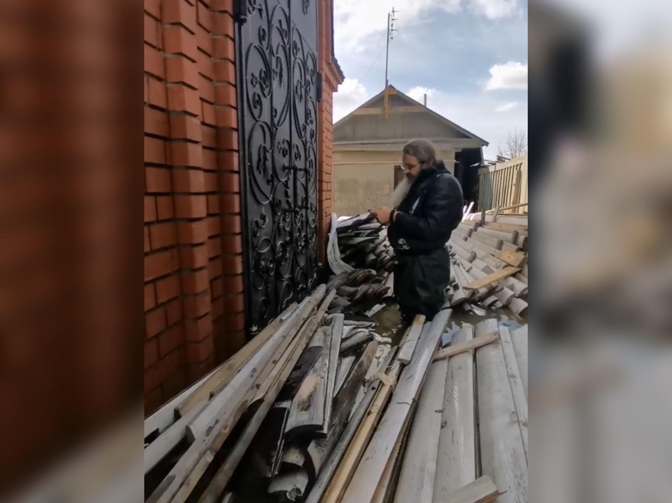 В Орске священники пытаются спасти иконы из затопленного Покровского ...