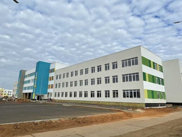 В мэрии Оренбурга раскрыли причину обрушения потолочной плитки в новой школе Южного микрорайона 