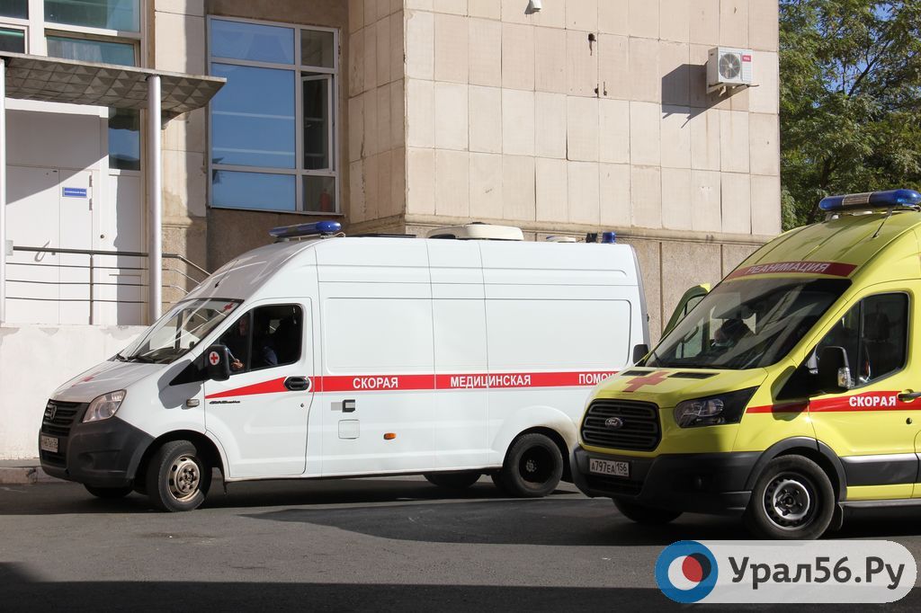 Автомобили скорой помощи и реанимации на территории больницы им. Пирогова, Оренбург