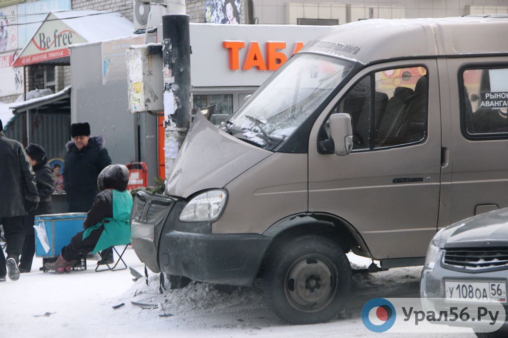 В центре Орска маршрутная ГАЗель врезалась в светофорный столб