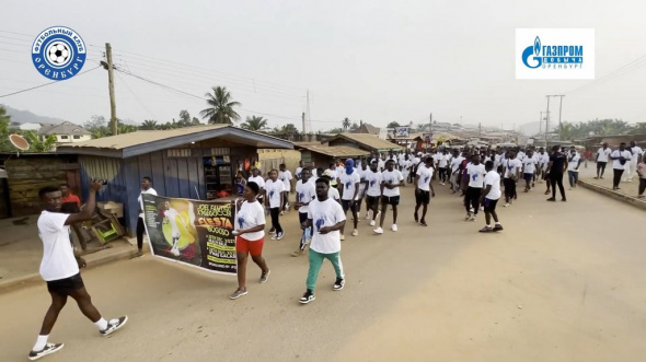Нападающий ФК «Оренбург» Джоэль Фамейе провел трехдневный фестиваль в Гане: сотни местных жителей облачились в футболки с его изображением