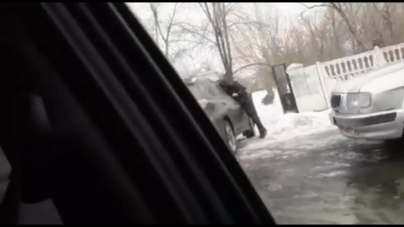 В Орске в центре города ограбили Lexus помощника депутата Госдумы (видео)
