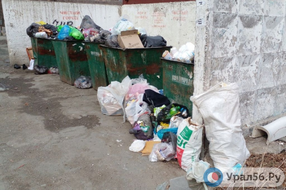 Орск завалило мусором: власти обещают проверить график его вывоза с контейнерных площадок