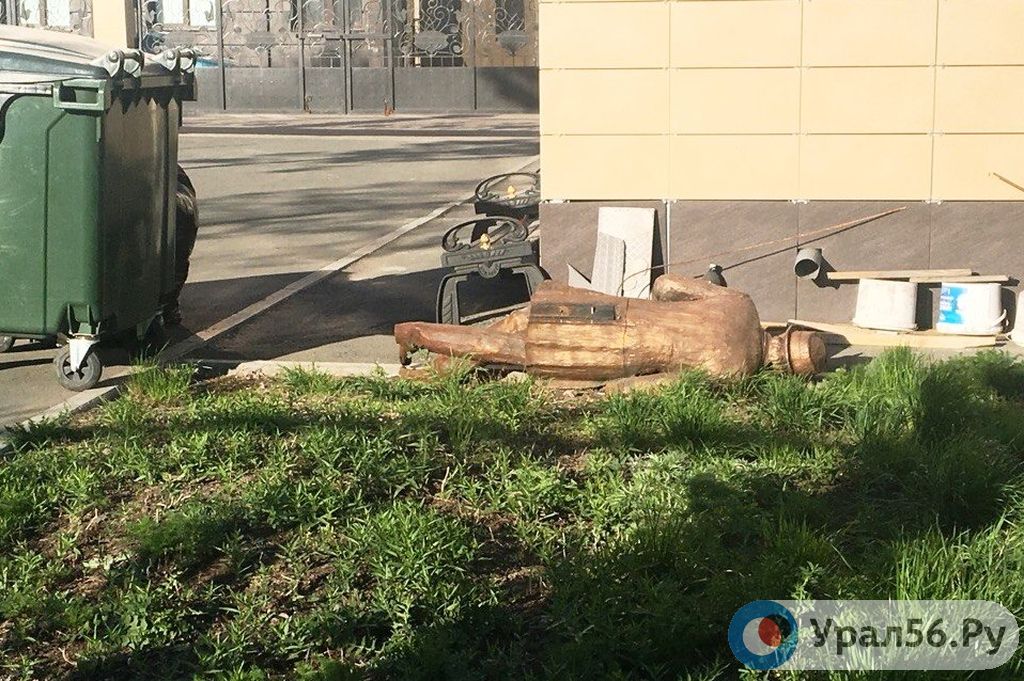 Фото дня: Саксофонист с площади Комсомольской Орска «отдыхает» за драмтеатром
