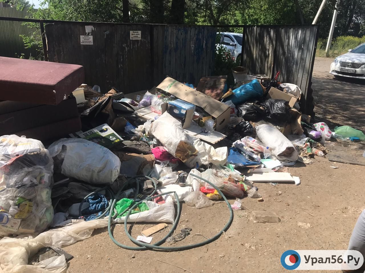 Площадка по сбору мусора на ул. Беляевской, 3.06.2020