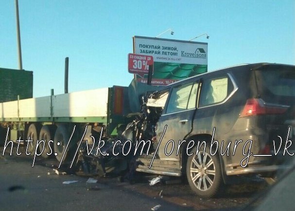 На Загородном шоссе Оренбурга Lexus столкнулся с фурой: водитель легкового авто погиб