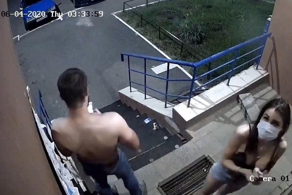 В областном центре парень с девушкой ночью устроили дебош, стоп-кадр с видео