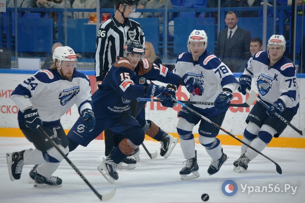 Игровой эпизод во время встречи команд в Орске