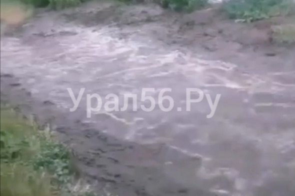 «А ты говоришь, ливневки у меня плохие»: в Оренбургской области затопило еще одно село (видео)