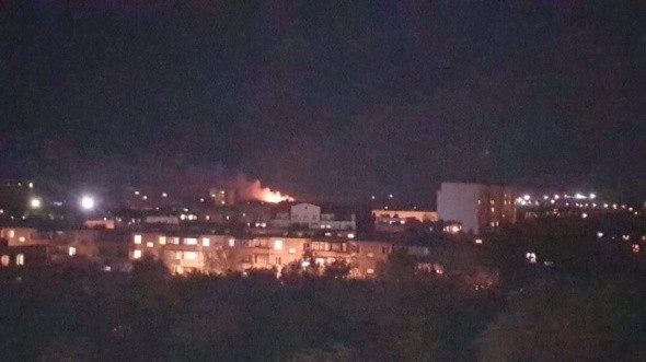 В Орске в районе поселка Мостострой снова бушует пожар