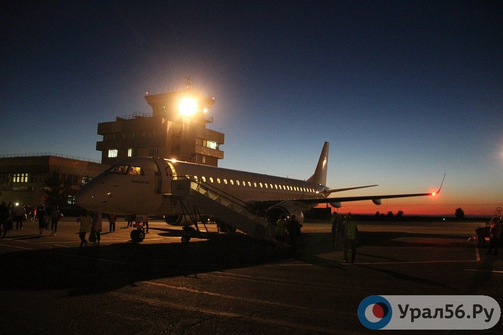 Самолет на взлетной полосе. Фото из архива