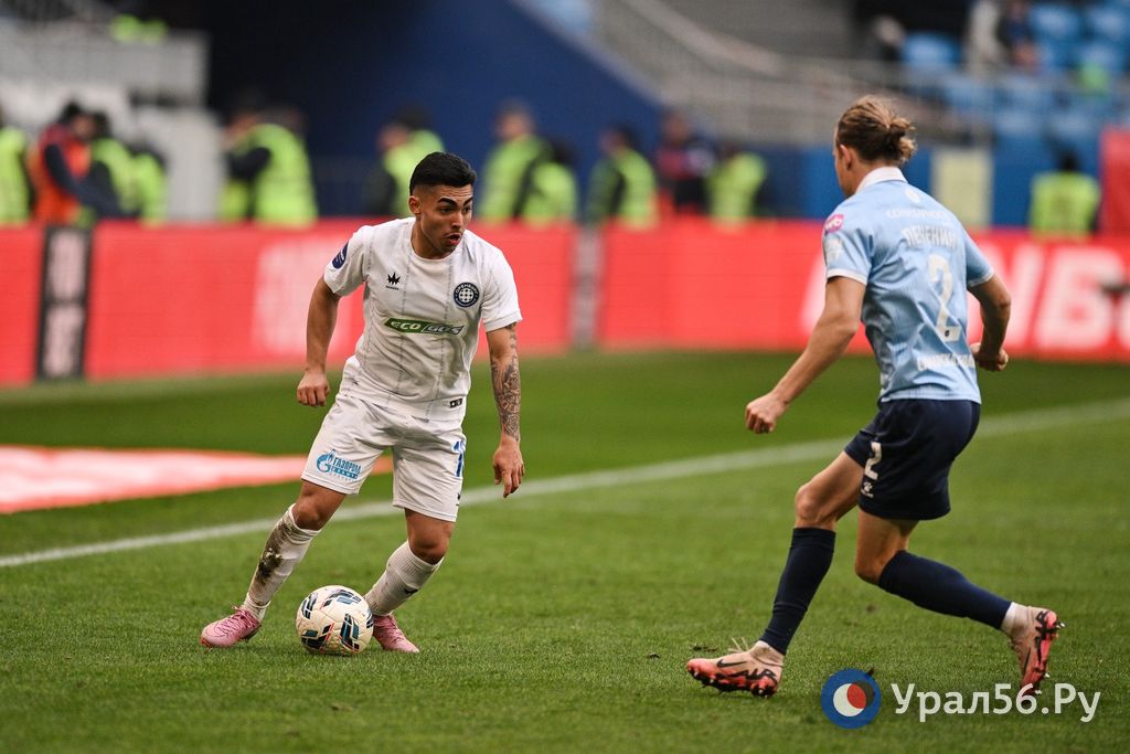 С мячом нападающий ФК «Оренбург» Хорди Томпсон