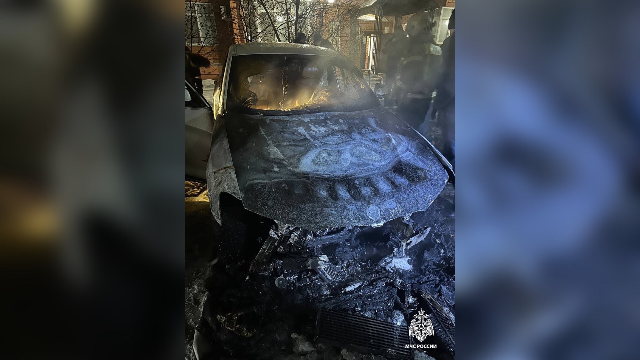 Сгоревший BMW на улице Ноябрьская в Оренбурге. Фото МЧС по Оренбургской области