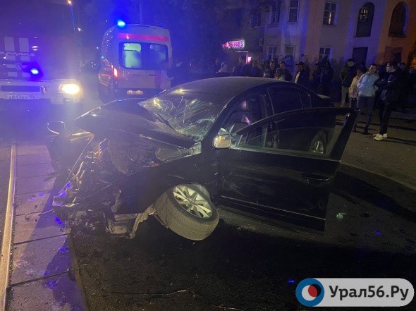 В Орске водитель Volkswagen врезался в столб на улице Краматорской (видео)