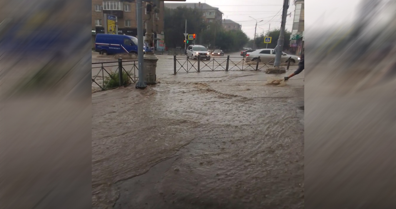 Наводнение 2:0: Улицы Орска после сильного ливня ушли под воду